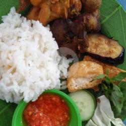 Lalapan Ayam, Nasi, Hati Ampela, Sayur