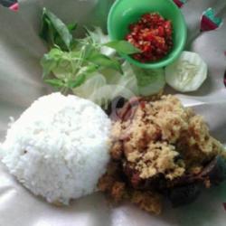 Paket Ati Goreng Kremes Nasi Lalapan Es Teh/teh Anget