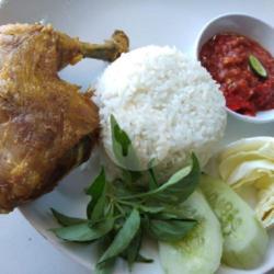 Lalapan Paha Ayam Goreng Nasi