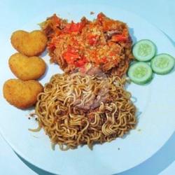 Indomie Ayam Geprekk Nugget Toping Pangsit