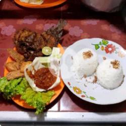 Pecel Ikan Nila Tahu Tempe Dan Lalapan   Nasi