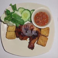 Lalapan Ayam Bakar Bumbu Pedas