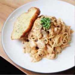 Spaghetti / Penne Creamy Chicken Strongganof