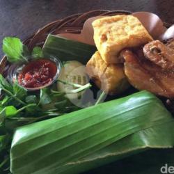 Nasi Timbel Ayam Goreng Kumplit