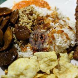 Nasi Uduk   Bihun   Tempe Orek   Semur Jengkol