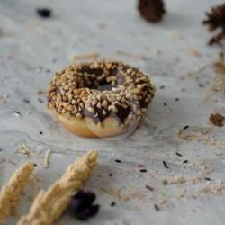 Donat Kacang Coklat