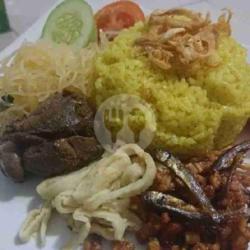 Nasi Kuning Ati Ampela Goreng Serundeng