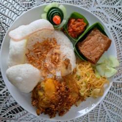 Nasi Uduk Ayam Goreng Besar