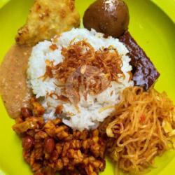 Nasi Uduk Telur Semur