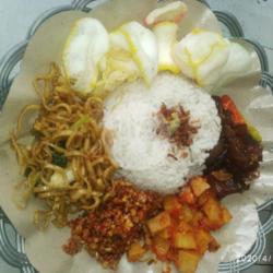 Nasi Uduk  Orek Tempe   Kentang   Bihun   Kerupuk   Sambel   Telor