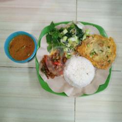 Nasi Paket Pecel Madiun   Orek Tempe Basah / Keringdan Telor Dadar / Ceplok