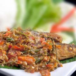 Bandeng Penyet   Sambal   Lalapan