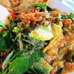 Nasi Pecel Peyek Plus Telur Dadar