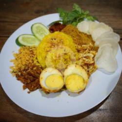 Nasi Kuning Kremes Telur Balado Daun Jeruk