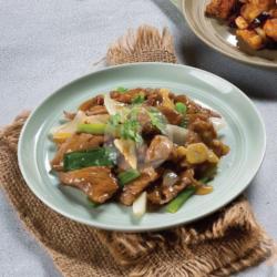 Stir Fried Beef With Ginger And Spring Onion