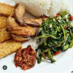 Nasi Cah Kangkung Ayam Goreng   Es (teh / Jeruk)