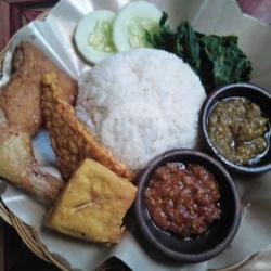 Nasi Ayam Tempe / Tahu