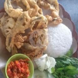 Belut Goreng   Sambel   Lalapan   Nasi