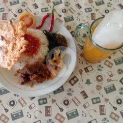 Nasi Rendang,es Nutrisari,krupuk/peyek