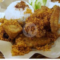 Paket Nasi   Ayam Kremes (dada)   Tempe Tahu   Sambel   Lalap