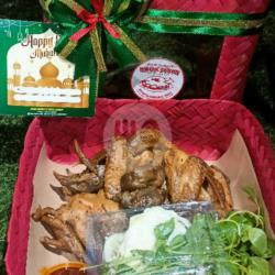 Hampers Besek Warna Merah Mika Ayam Goreng Bacem Komplit