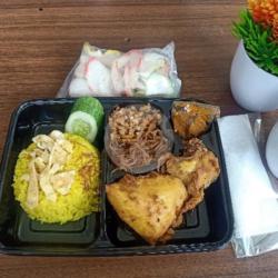 Nasi Kuning   Ayam Goreng