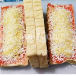 Roti Bakar Strawberry Keju Luar Dalam