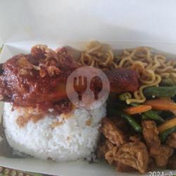 Nasi Uduk Campur Ayam Masak Merah