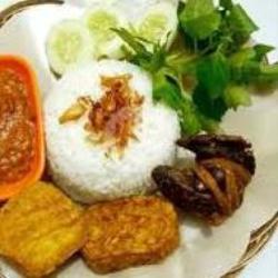 Ati Ampela Tempe Tahu Nasi Sambal Lalapan