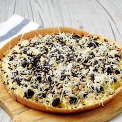 Martabak Manis Keju Kismis Kacang