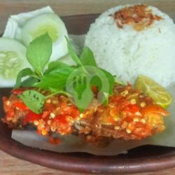 Nasi Ayam Penyet Puedes Deerr   Lalapan