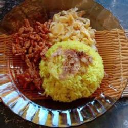 (b) Nasi Kuning   Bihun  Telur Iris    Tempe Orek