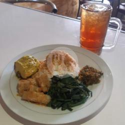 Nasi Ikan Kuning   Es/hangat Teh Manis