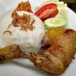 Ayam Goreng , Nasi , Tahu/tempe , Sayur Asem (tergantung Persediaan)