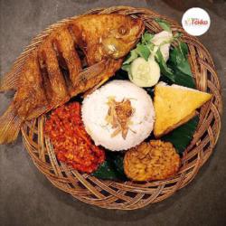 Paket Komplit Nasi Uduk Nila Goreng