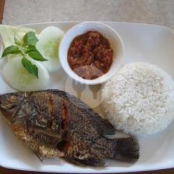 Mujaer Penyet   Nasi Putih   Sambal   Lalapan