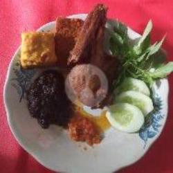 Bebek Bumbu Hitam Tahu Tempe Lalapan Sambal
