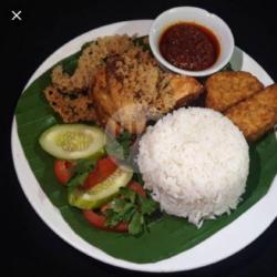 Ayam Kremes Paha/ Dada   Nasi Lalap Dan Sambal