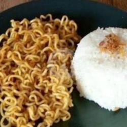 Nasi   Mie Goreng  Naget   Air Es