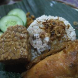 Nasi Uduk   Ayam Goreng   Semur Tempe