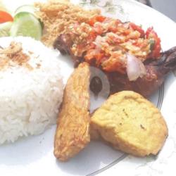 Paket Komplit Pecak Ayam (nasi Ayam Tahu Tempe Pecak Kremes)