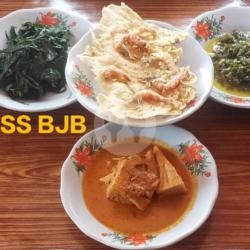 Peyek Udang Nasi Sambal Gulai Nangka Sayur Ubi