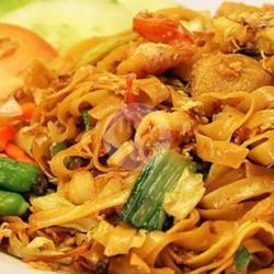 Kwetiau Goreng Cumi Bakso