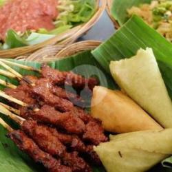 Sate Rembiga   Lontong