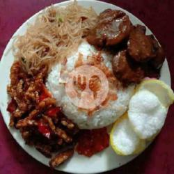 Nasi Uduk  Jengkol  Orek Tempe Bihun