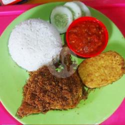 Nasi Ayam  Serundeng  Tempe Es Teh Manis