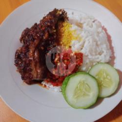 Nasi   Bebek Dada Bumbu Item Pedas Serundeng Khas Madura