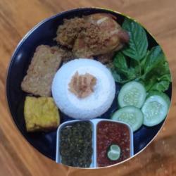 Nasi Ayam Serundeng Dada Komplit