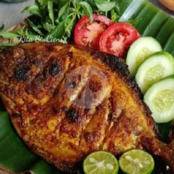 Bawal Laut Bakar,tahu,tempe,sambal Terasi Lalapan