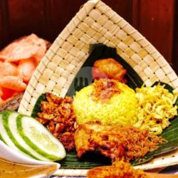 Nasi Kuning Special (dada)   Kerupuk Putih